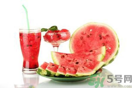 西瓜為什么不能挖著吃？西瓜用勺子挖著吃有什么危害？