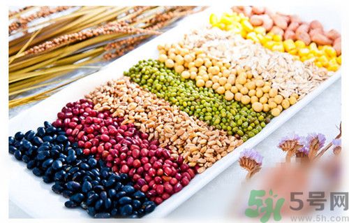 紅豆和黑豆可以一起煮嗎?紅豆和黑豆可以一起打豆?jié){嗎 紅豆和黑豆可以一起煮嗎?紅豆和黑豆可以一起打豆?jié){嗎