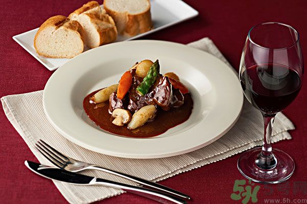 女生喝紅酒有什么好處？女生喝紅酒好嗎？