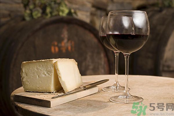 女生喝紅酒有什么好處？女生喝紅酒好嗎？