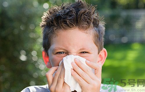 打噴嚏不閉眼睛會怎么樣?打噴嚏不閉眼睛會把眼球震出來么 打噴嚏不閉眼睛會怎么樣?打噴嚏不閉眼睛會把眼球震出來么