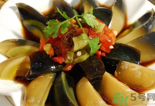 皮蛋可以和番茄一起吃嗎?皮蛋能和番茄同吃嗎? 皮蛋可以和番茄一起吃嗎?皮蛋能和番茄同吃嗎?