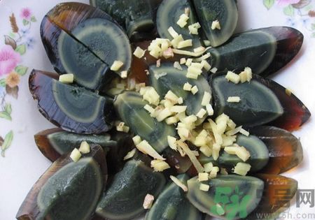 皮蛋可以和番茄一起吃嗎?皮蛋能和番茄同吃嗎? 皮蛋可以和番茄一起吃嗎?皮蛋能和番茄同吃嗎?