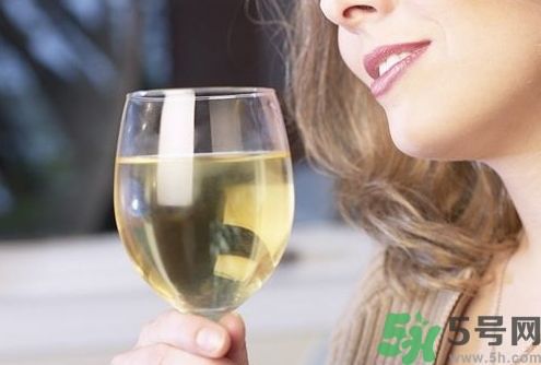 吃龍蝦可以喝葡萄酒嗎?龍蝦能和葡萄酒一起吃嗎? 吃龍蝦可以喝葡萄酒嗎?龍蝦能和葡萄酒一起吃嗎?