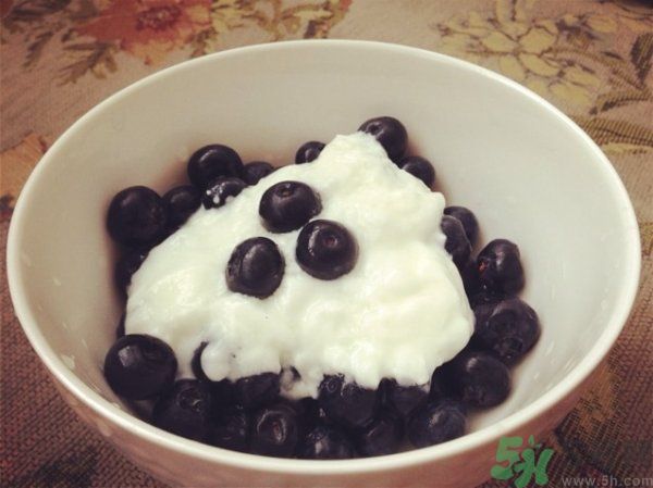 藍(lán)莓和酸奶能一起吃嗎?藍(lán)莓和酸奶一起吃有什么好處 藍(lán)莓和酸奶能一起吃嗎?藍(lán)莓和酸奶一起吃有什么好處