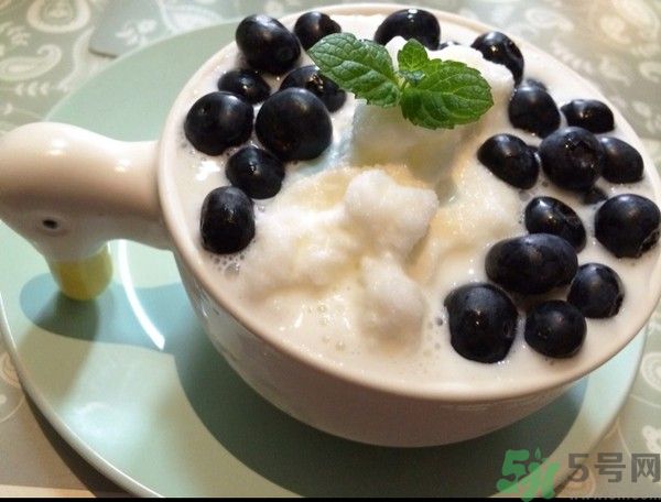 藍(lán)莓和酸奶能一起吃嗎?藍(lán)莓和酸奶一起吃有什么好處 藍(lán)莓和酸奶能一起吃嗎?藍(lán)莓和酸奶一起吃有什么好處