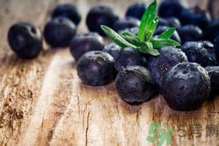 衣服上面染上了藍(lán)莓汁怎么辦？藍(lán)莓漬怎么清洗？