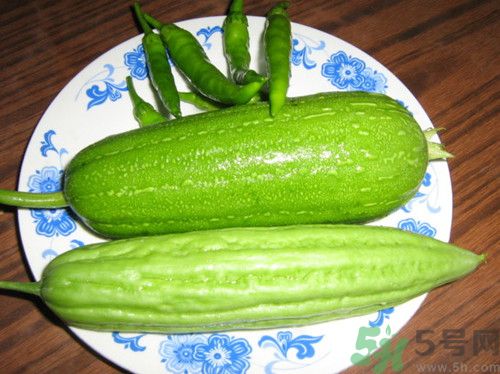 絲瓜和苦瓜能一起吃嗎?絲瓜和苦瓜的區(qū)別 絲瓜和苦瓜能一起吃嗎?絲瓜和苦瓜的區(qū)別