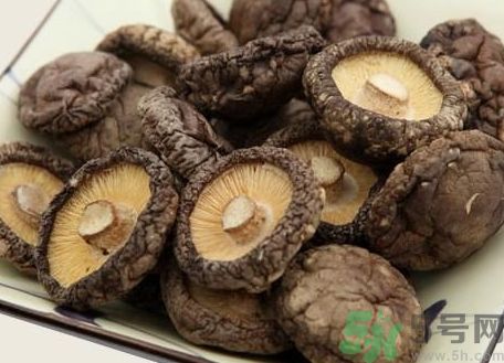 扁豆可以和香菇一起吃嗎?扁豆能和香菇同吃嗎? 扁豆可以和香菇一起吃嗎?扁豆能和香菇同吃嗎?