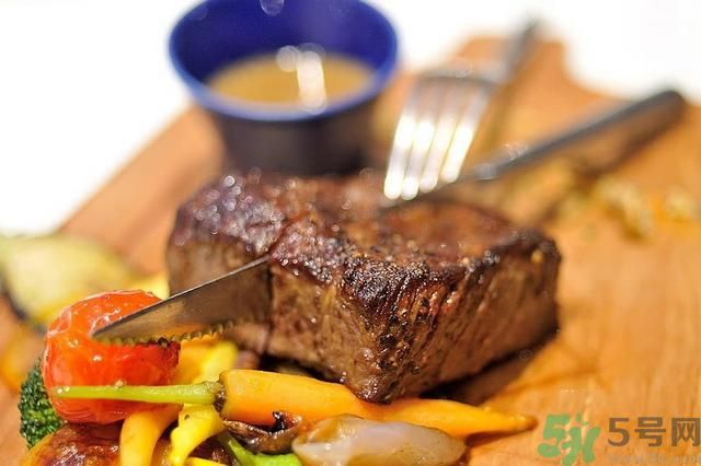 惠靈頓牛排怎么吃?惠靈頓牛排怎么用刀叉吃? 惠靈頓牛排怎么吃?惠靈頓牛排怎么用刀叉吃?