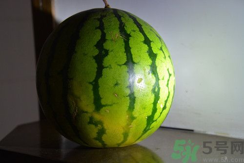 買西瓜為什么要拍?中國人買西瓜為什么喜歡敲敲 買西瓜為什么要拍?中國人買西瓜為什么喜歡敲敲