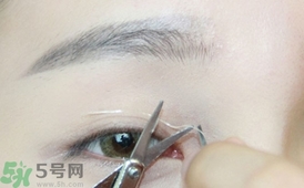 單眼皮怎么變雙眼皮了？單眼皮上面有一條線