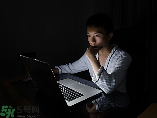 熬夜上火牙齦腫痛怎么辦？熬夜上火喉嚨痛怎么辦？