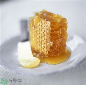 蜂蜜放久了有酒味是怎么回事？蜂蜜有酒味還能喝嗎？