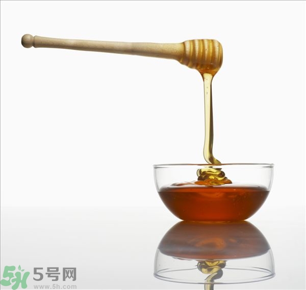 蜂蜜放久了有酒味是怎么回事？蜂蜜有酒味還能喝嗎？
