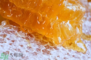 蜂蜜放久了有酒味是怎么回事？蜂蜜有酒味還能喝嗎？
