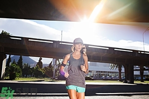 第一次來(lái)月經(jīng)能游泳嗎？經(jīng)期不適怎么緩解？