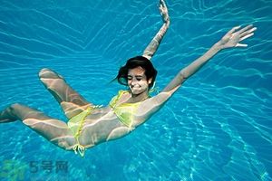 浮潛要穿泳衣嗎？浮潛要穿什么衣服？