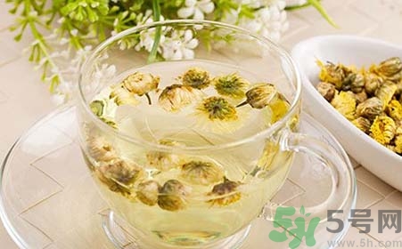 菊花泡水孕婦可以喝嗎?孕婦喝菊花水會(huì)怎么樣 菊花泡水孕婦可以喝嗎?孕婦喝菊花水會(huì)怎么樣
