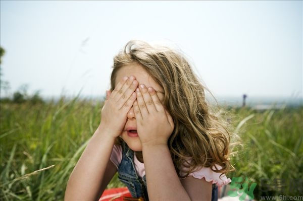 為什么看到男生會(huì)臉紅？看到男生會(huì)臉紅怎么辦？