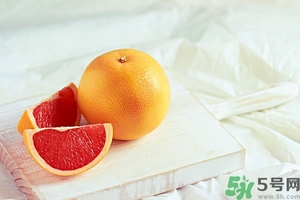 柚子的瓤是紅色正常嗎？柚子里面是紅色的能吃嗎？