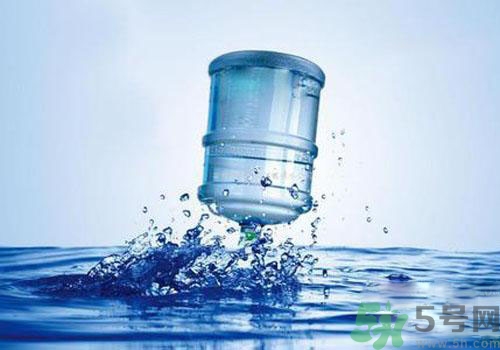 純凈水的保質期是多久？純凈水過期了還能喝嗎？