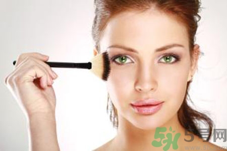 額頭上的痘痘一直好不了是什么原因？額頭上的痘痘一直好不了怎么辦？