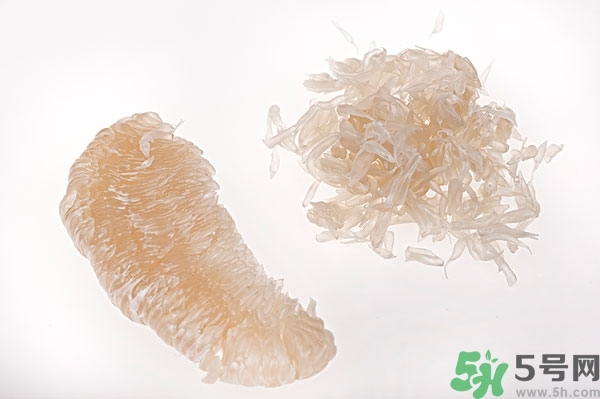 柚子的瓤是紅色正常嗎？柚子里面是紅色的能吃嗎？