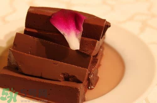 吃豬血拉大便是黑色的是怎么回事？吃豬血拉大便是黑色是在排毒嗎？