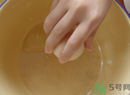 雞蛋清是綠色的能吃嗎?雞蛋清是綠色的可以吃嗎? 雞蛋清是綠色的能吃嗎?雞蛋清是綠色的可以吃嗎?