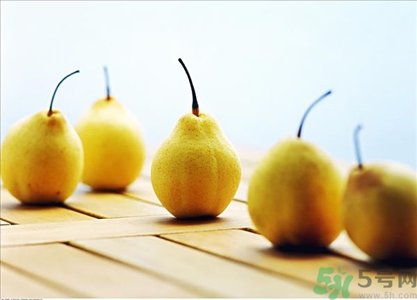 梨子碰傷后變色能吃嗎？梨子削皮后有變色的地方能吃嗎？