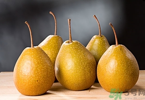 梨子碰傷后變色能吃嗎？梨子削皮后有變色的地方能吃嗎？