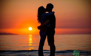 為什么女生喜歡咬男生？女生喜歡咬人是什么心理？