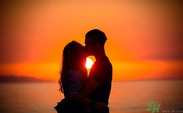 為什么女生喜歡咬男生？女生喜歡咬人是什么心理？