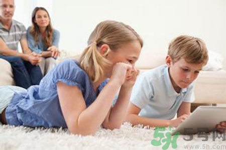 5歲男孩突然大叫頭疼 小孩玩平板電腦的危害有哪些？