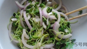 豆芽和洋蔥能一起炒嗎?豆芽炒洋蔥怎么做 豆芽和洋蔥能一起炒嗎?豆芽炒洋蔥怎么做