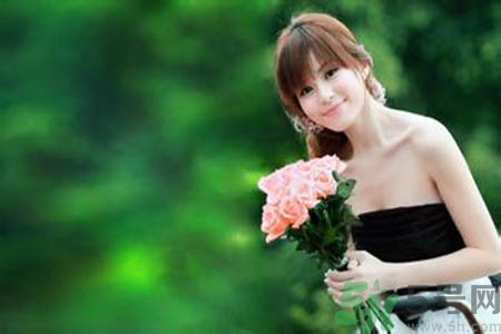 女人為什么一個(gè)胸大一個(gè)胸小？女人的兩個(gè)胸為什么不一般大？