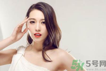 女人為什么一個(gè)胸大一個(gè)胸小？女人的兩個(gè)胸為什么不一般大？