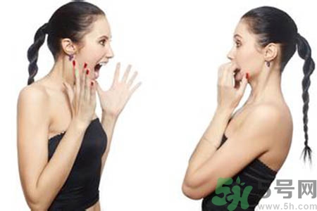 女人為什么一個胸大一個胸??？女人的兩個胸為什么不一般大？