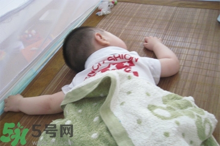 寶寶睡涼席好嗎嗎？寶寶睡涼席好不好？