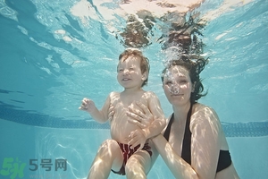 游完泳身上癢怎么回事？游泳完身上癢該怎么辦？