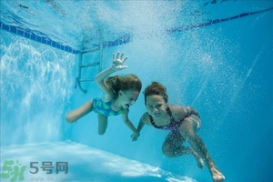 游完泳身上癢怎么回事？游泳完身上癢該怎么辦？