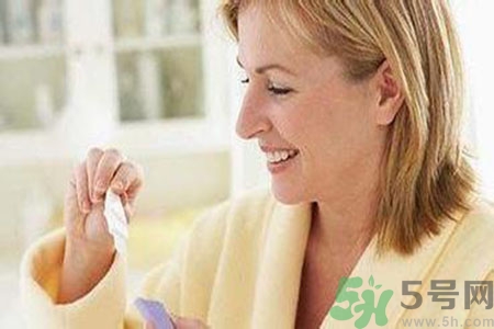 驗(yàn)孕棒兩條杠為什么沒懷孕？驗(yàn)孕棒兩條杠沒懷孕是怎么回事？