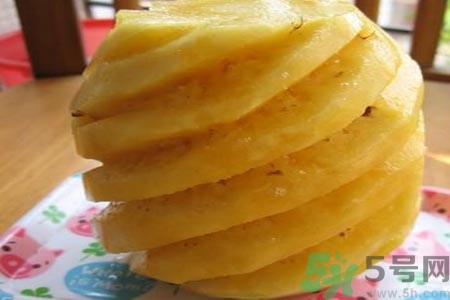 菠蘿為什么要用鹽水泡？吃菠蘿用不用泡鹽水？