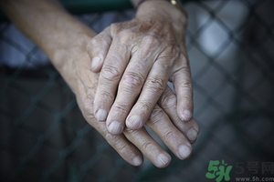 手上長小疙瘩怎么辦？手上長小疙瘩很癢是怎么回事？