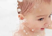 給寶寶洗澡是飯前好還是飯后好？寶寶洗澡愛(ài)哭鬧怎么辦？