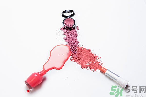 涂口紅之前涂什么？涂口紅前要涂潤唇膏嗎？