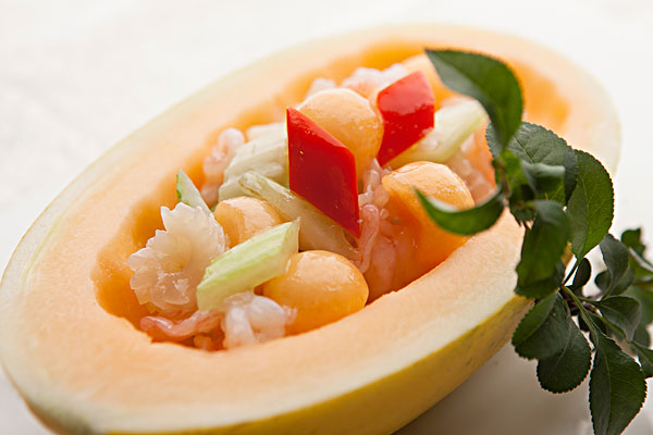 吃哈密瓜嗓子疼是怎么回事？吃哈密瓜喉嚨不舒服是怎么回事？