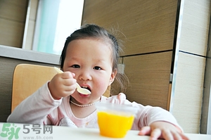 寶寶咳嗽能吃果凍嗎？寶寶多大可以吃果凍？