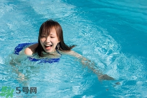 戴著美瞳可以游泳嗎？游泳能帶美瞳嗎？